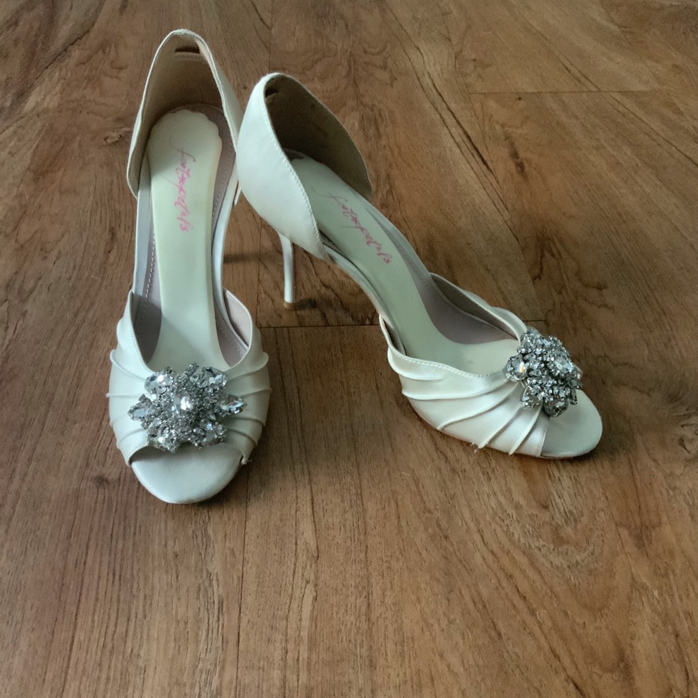 GLINT Shoes. Gorgeous Embellished Pumps!